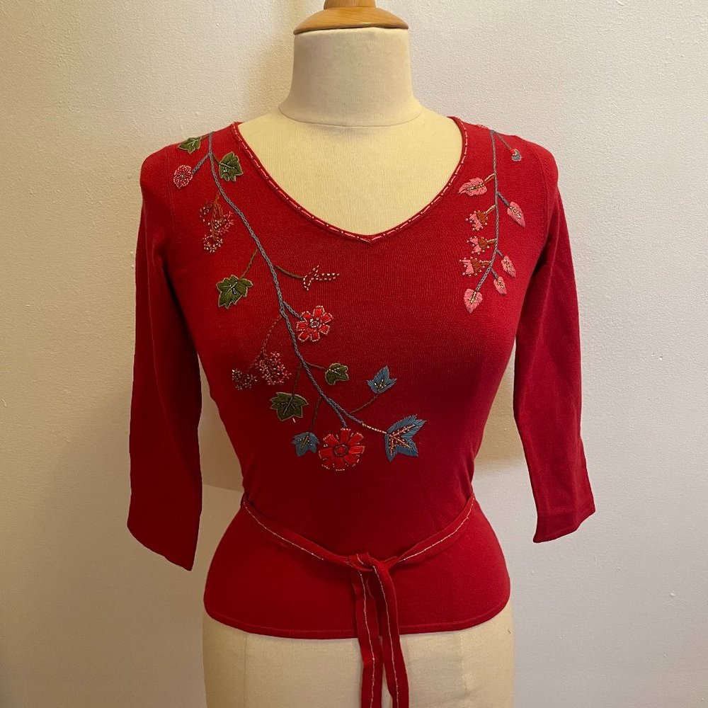 NWOT easel NYC contemporary brand 3/4 sleeve v-neck sweater with embroidery